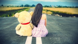 友谊的双黄线-美女与熊玩具坐在马路双黄线上