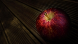 条纹木板上的红苹果