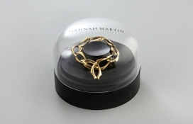 伦敦最炙手可热的珠宝设计师Hannah Martin汉娜・马丁定制的珠宝陈列及包装，手工制作的黑色吹制玻璃，尽展奢华