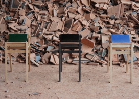瓦片椅-设计师采用日本当地粘土废弃屋顶瓦片创建弯曲的椅子