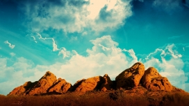 云天空的岩石沙漠