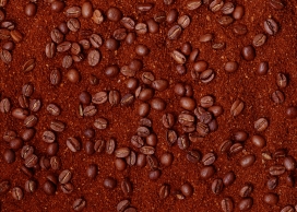 红辣椒粉末与咖啡豆