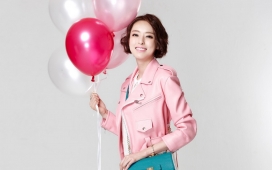 手拿彩色气球的美女-Lee Da Hae