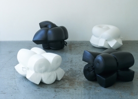 泡沫蘸橡胶沙发-日本家居设计师Jo Nagasaka作品，橡胶中创建的海绵座椅，采用绳子捆绑的方式固定