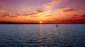 夕阳下的海洋船