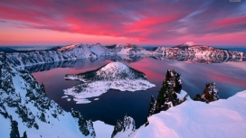 粉色天空下的火山口雪湖泊