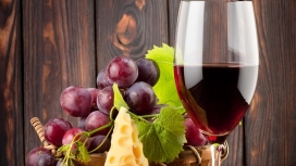 纯红葡萄酒与葡萄水果