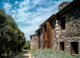 钢铁和石头结合传统工艺建设的农舍-落在西班牙陡峭的花园山坡上