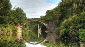森林圆形石湖桥