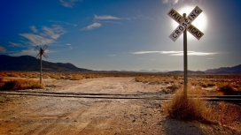 沙漠轨路岔路口