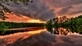 夕阳下的森林湖