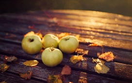 木板上的黄色小苹果水果