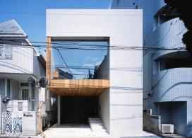 东京的塑料木屋-木材纤维增强混凝土框架的白色房子