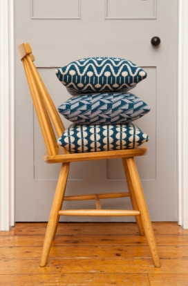 大胆舒适的几何纺织品靠垫和毯子-英国Seven Gauge工作室作品