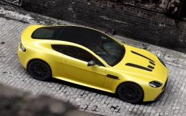 俯拍高清晰黄色阿斯顿・马丁新V12 Vantage S高清壁纸下载