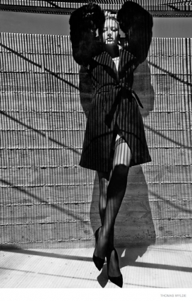 Thomas Wylde2014时装广告人像-阳光下模特Noot Seear努特・西雅穿着剪裁外套，紧身裙和斑马纹配饰在户外活动
