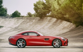 高清晰红色梅赛德斯-AMG-GT跑车正侧面壁纸