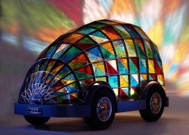 多米尼克・威尔科克斯-彩色玻璃无人驾驶的“未来汽车”-一个真人大小的卧铺概念车