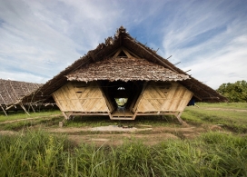 帐篷三角屋-柚木和竹子结构，在泰国村庄附近，