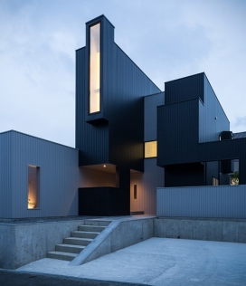 多功能空间建筑-不同尺寸立方体的集合构成了这个家庭的房子，房屋坐落在日本滋贺县山顶附近，在楼顶可以俯瞰湖泊