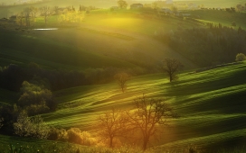 高清晰日落下的绿色山丘美景