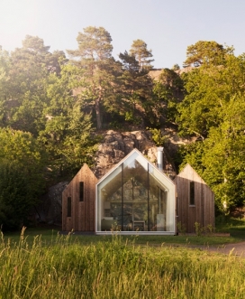 三个玻璃门山形墙的小木屋-位于挪威沿海地区的西福尔，是一个放假度假的好去处，里面住着一对夫妇与两个成年的儿子，有两个独立的卧室的小屋和一间公用客厅和用餐区