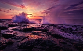 高清晰紫红日落下的海浪