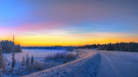 高清晰日落下的雪路风景
