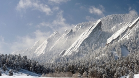 惊人的冬季雪山景观