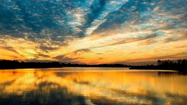高清晰夕阳湖边倒影美景