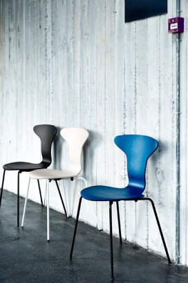 丹麦Howe家具品牌重新推出的现代主义-学校椅子-采用单件弯曲胶合板，白色金属框架组合，展现了20世纪50年代的经典