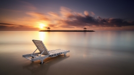 高清晰马尔代夫日落旁的躺椅壁纸