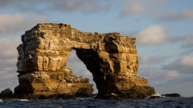 海洋中心的大石头门
