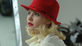 https://www.2008php.com/戴红色帽子的Elisha Cuthbert-伊丽莎・库斯伯特