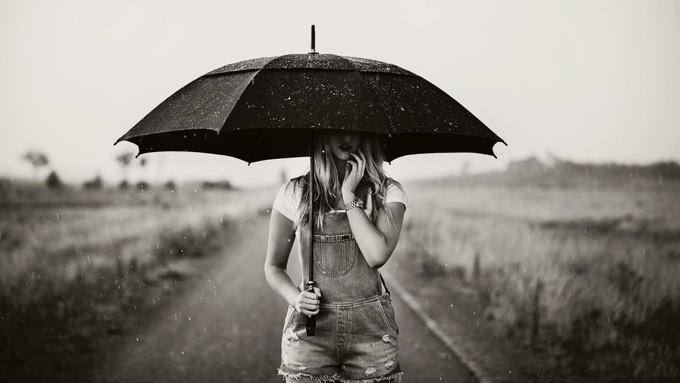 打雨伞的女孩背影图片图片