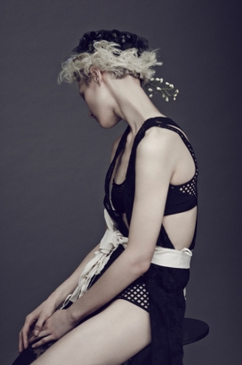 “黑花”-Amica阿米卡2015年3月-黑色现代主义时装秀，呈现复杂女人味