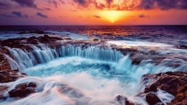日落下的大洋岩石瀑布