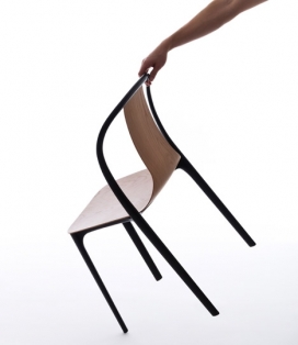 米兰2015-法国设计师Ronan and Erwan Bouroullec设计的两把椅子。采用黑色尼龙塑料为材料，4.5毫米超薄胶合板，坐垫采用软垫织物或皮革