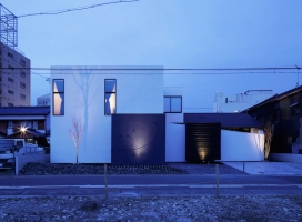 简约家-位于日本神奈川密集的住宅区，离名古屋车站有一段小距离，设计师采用生动的混合色调打造，里面住着一对父女，里面有日滑动纸门，二楼卧室的设计参照了欧洲的酒店设计，墙壁被涂成靛蓝色春藤风格的图案，并列丰富多彩灯笼和黑色榻榻产生一个创意而舒适的空间。