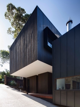 玛莎山海滨黑色别墅-位于澳大利亚墨尔本，采用熏黑木材，锌和水泥板打造的若干个交叉和悬垂块别墅建筑。