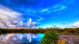 郊外蓝色天空云湖风景