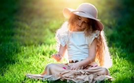 高清晰坐在绿草上戴帽子的国外可爱女儿童壁纸