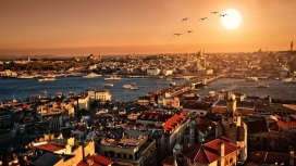 日落下的伊斯坦布尔小镇城市