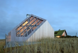 一半浸入草地沙丘的海滨别墅-位于荷兰的岛屿沙丘，可以俯瞰北海，混凝土卧室位于住所的地下室，而居住空间是通过木材和玻璃组成，非常不同的奇特建筑学对象
