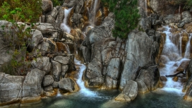 高清晰尼斯岩石植物瀑布