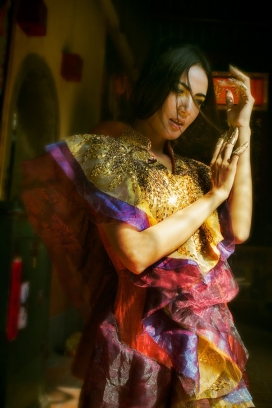 享乐主义者杂志-Hedonist杂志人像-手工制作传统风格服装灵感来自于越南的古东子铜鼓凤图案，越南Ha Tran摄影师作品，推动了越南传统与时尚世界的接轨，也传达一个传统的亚洲氛围给观众。