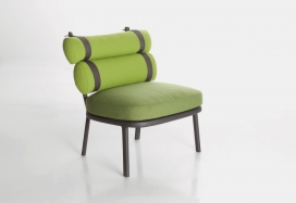 拉卷轴软垫靠背椅设计-铝框架支撑的座位和靠背，色彩缤纷带两个独立垫子卷，坐上去十分舒适