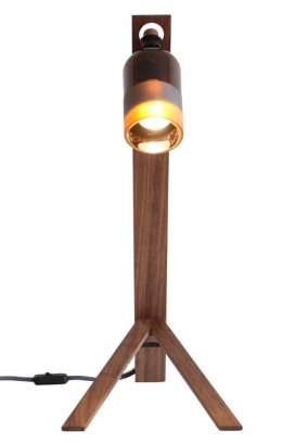 无螺丝无胶水的胡桃木Basia灯-高62厘米宽25厘米，许多贴心的细节使灯如此特别，小数量的单个零件可以很容易地粘到对方，拆卸十分方便