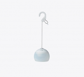 日本户外品牌雪峰Snow Peak吊灯-灵感来自于观赏植物，旨在模仿蜡烛的闪烁火焰LED光源。该设计已被更新到版本2.0，配有新型节能睡眠模式功能。是一款低电量指示灯