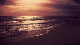 高清晰夕阳下的沙滩壁纸